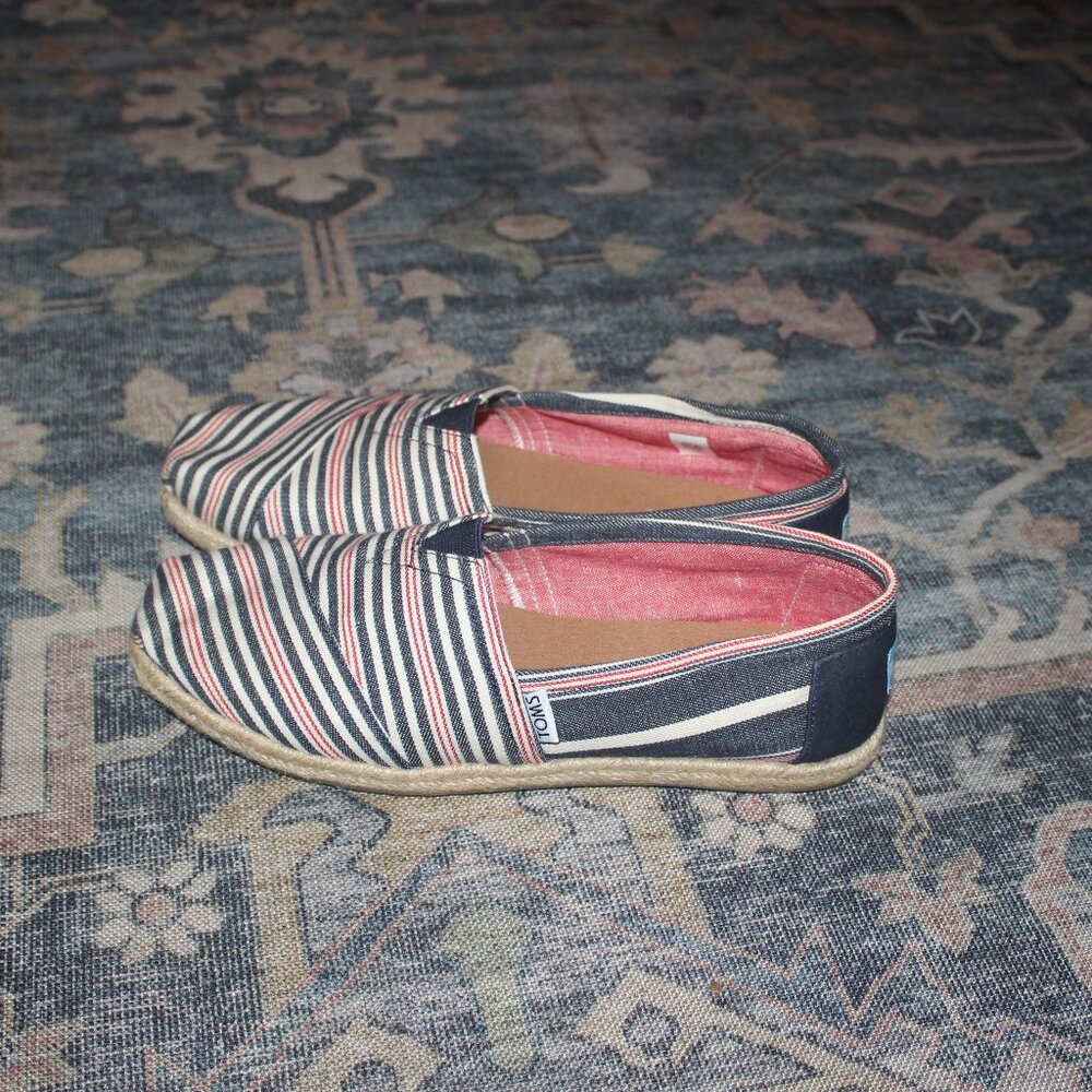 Toms- Classic shoes- size 10- July 4th!